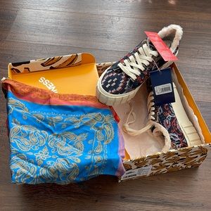 Farm Rio NWT Blue Ainika Tapestry Flatform Sneaker include Box and Dust Bag